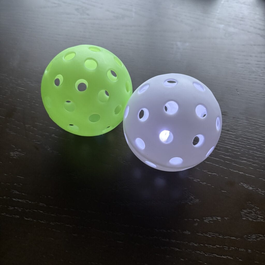 螢光匹克球，和裡面有LED燈發光的LED匹克球